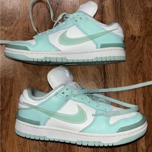 Nike Aqua and White Low-Top Sneakers 6.5